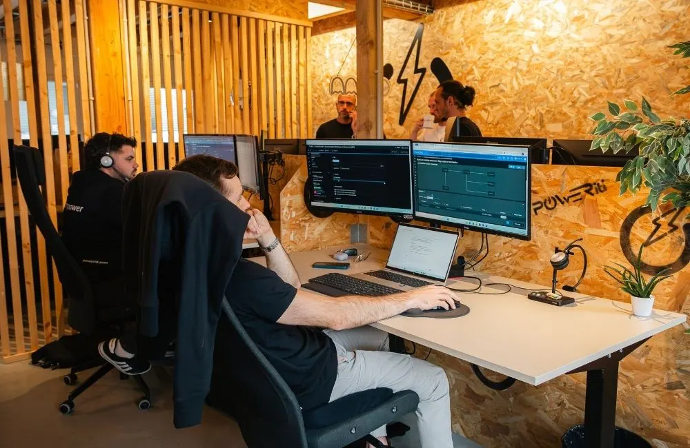 L'équipe POWERiti dans l'open space des bureaux d'Avignon