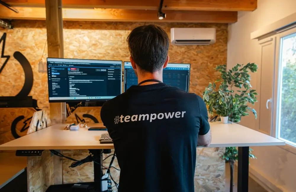 Des membres de l'équipe POWERiti au bureau, en t-shirt aux couleurs de la marque