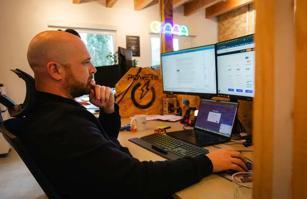 Technicien POWERiti devant ses écrans de supervision