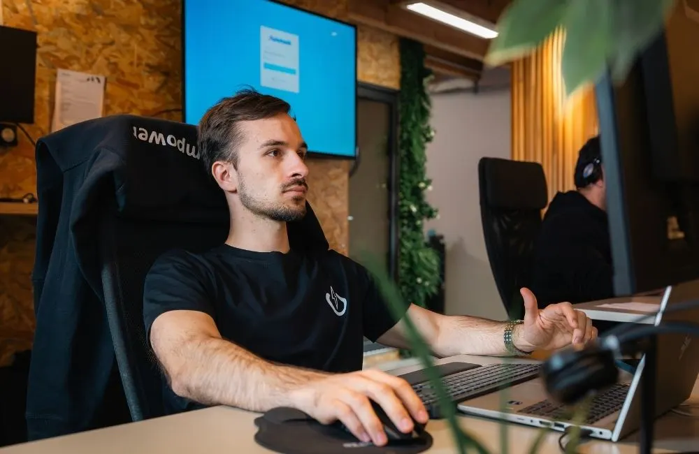 Un technicien POWERiti préparant un poste de travail